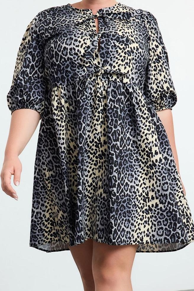 Moda Relaxed Bisiklet Yaka Mini Boy Büyük Beden Fiyonklu %100 Pamuk Leopar Desenli Dokuma Elbise