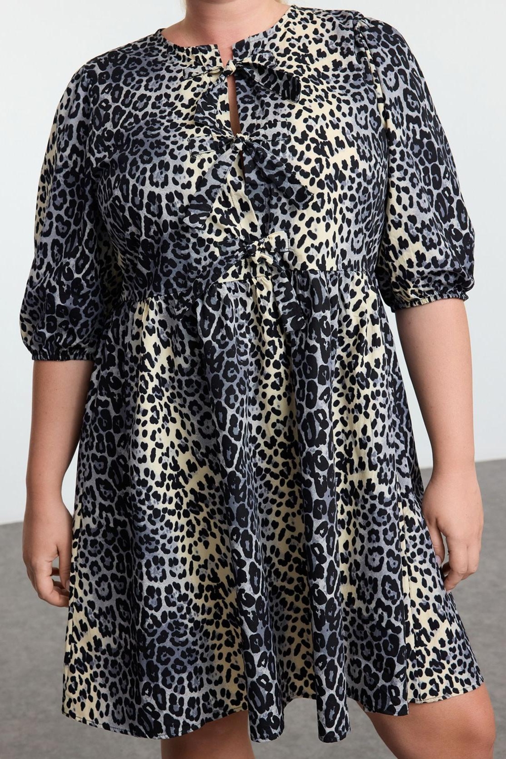 Moda Relaxed Bisiklet Yaka Mini Boy Büyük Beden Fiyonklu %100 Pamuk Leopar Desenli Dokuma Elbise