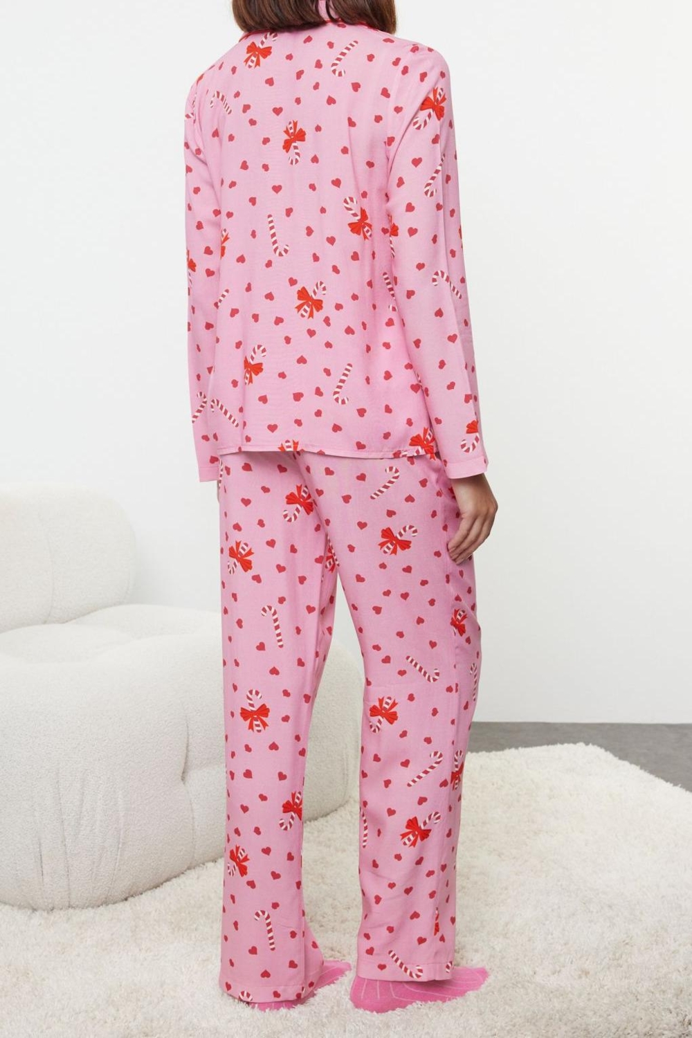 Tarz Rahat Uzun Kollu Geniş Paça Kalpli Yılbaşı Temalı Biyeli Viskon Dokuma Pijama Takımı