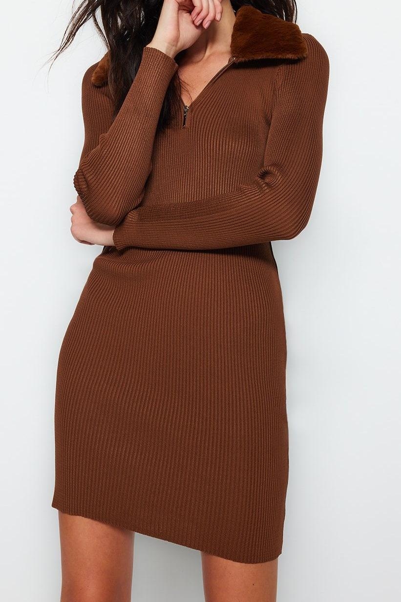 Kadın Siyah Uzun Kollu Bodycon Triko Elbise Fermuarlı Suni Kürk Detaylı Polo Yaka Kış Şıklığı