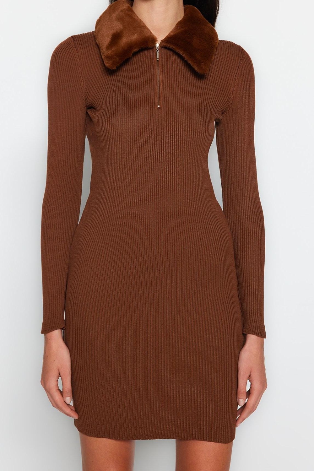 Kadın Siyah Uzun Kollu Bodycon Triko Elbise Fermuarlı Suni Kürk Detaylı Polo Yaka Kış Şıklığı