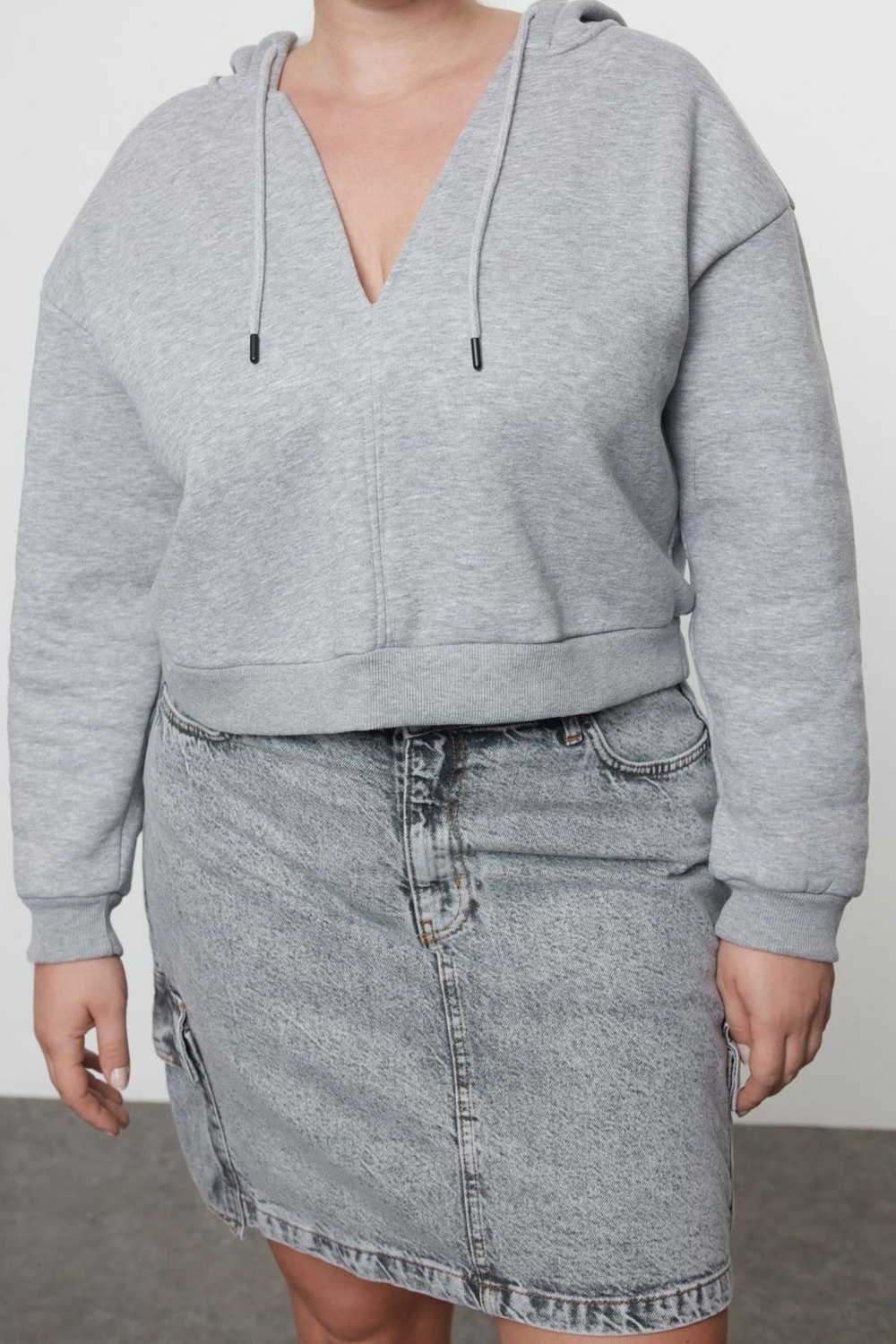 Büyük Beden Kapüşonlu Düşük Kol Crop Kalın Polarlı V Yaka Rahat Kesim Crop Örme Sweatshirt