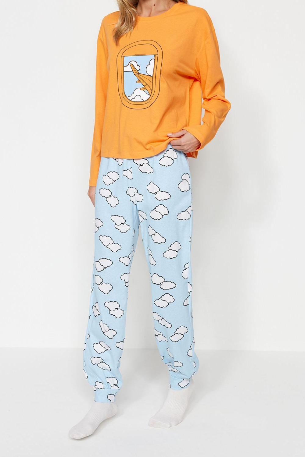 Tarz Rahat Uzun Kollu Lastikli Paça %100 Pamuk Bulut Desenli Tshirt-Jogger Örme Pijama Takımı