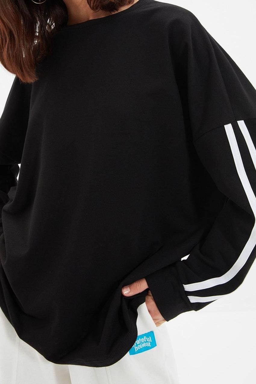 Tarz Oversize Bisiklet Yaka Düşük Kol Uzun Şerit Detaylı Geniş Kalıp İnce Örme Sweatshirt