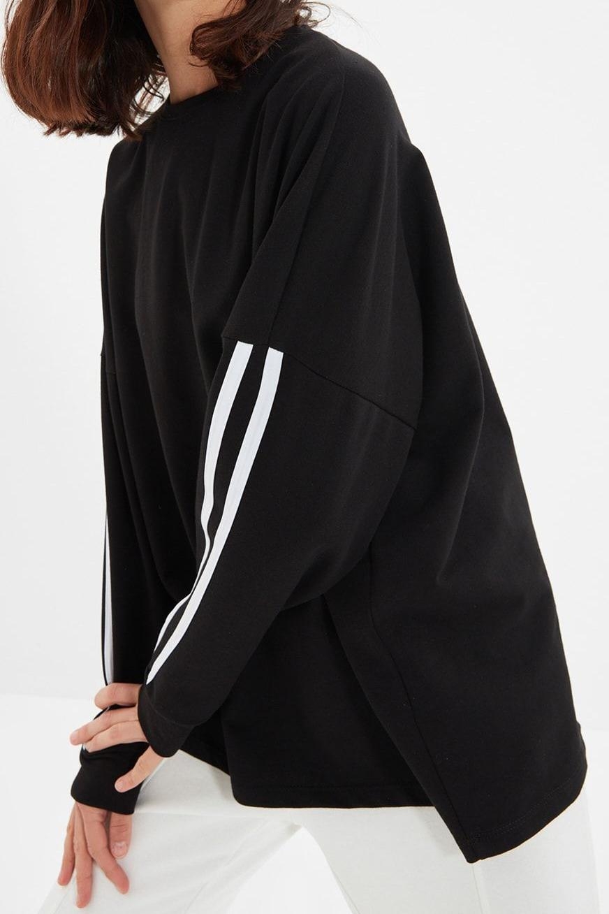 Tarz Oversize Bisiklet Yaka Düşük Kol Uzun Şerit Detaylı Geniş Kalıp İnce Örme Sweatshirt