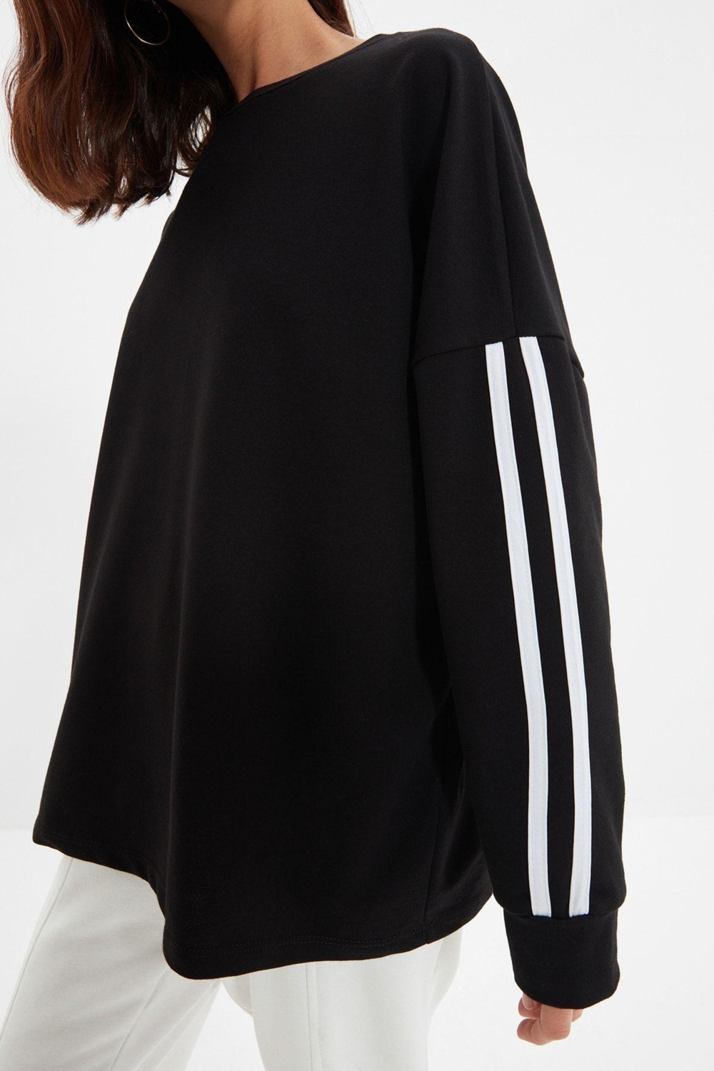 Tarz Oversize Bisiklet Yaka Düşük Kol Uzun Şerit Detaylı Geniş Kalıp İnce Örme Sweatshirt