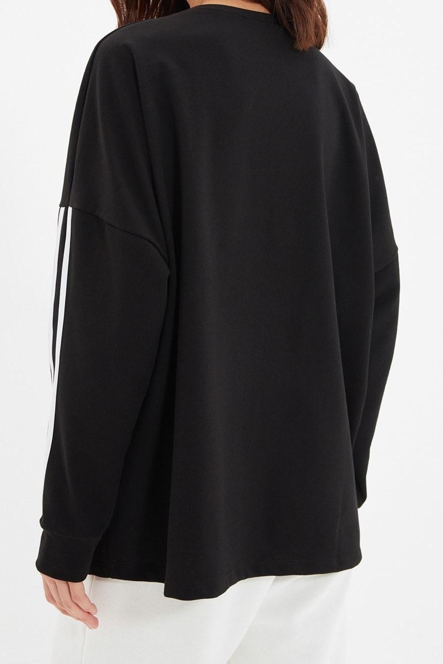 Tarz Oversize Bisiklet Yaka Düşük Kol Uzun Şerit Detaylı Geniş Kalıp İnce Örme Sweatshirt