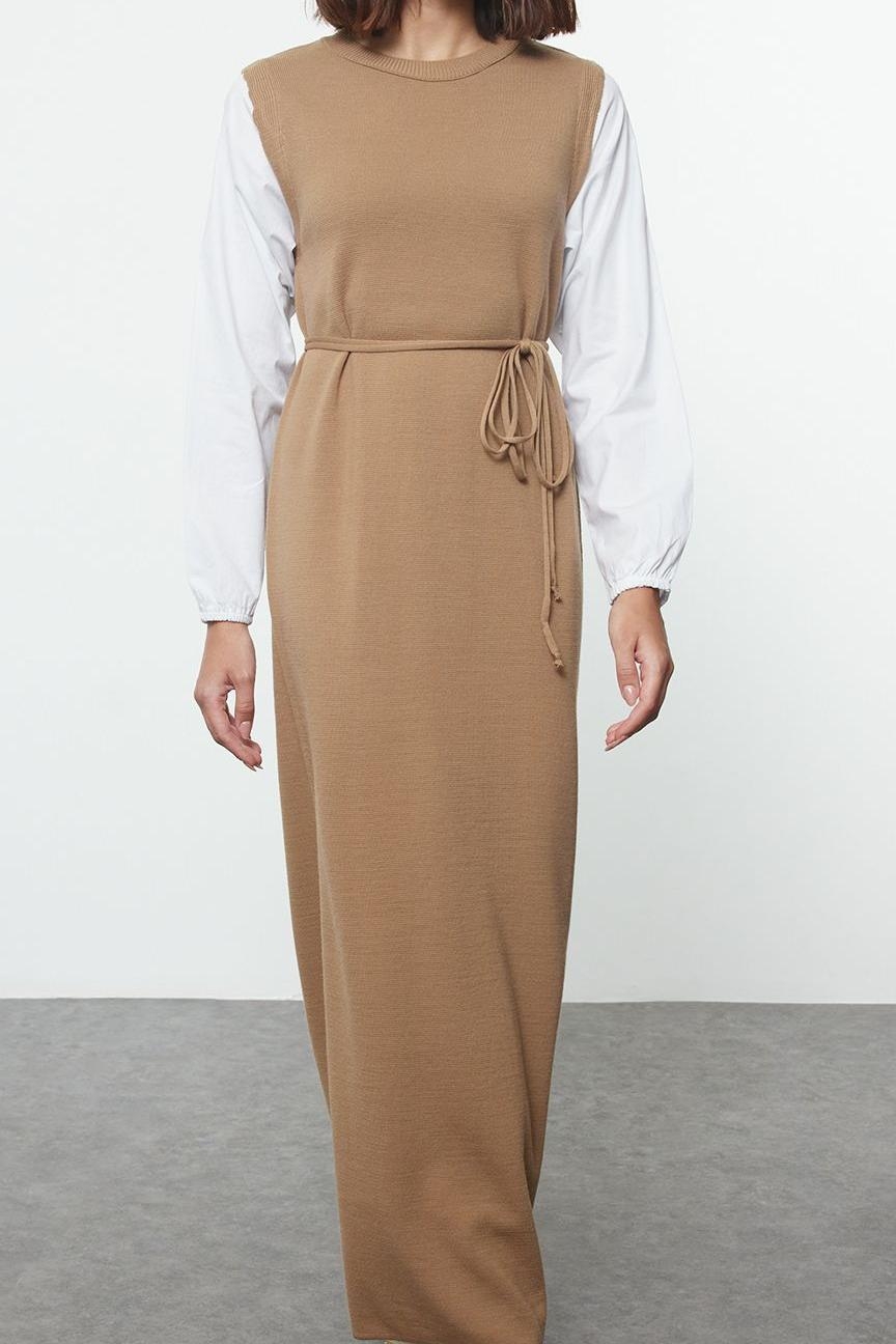 Moda Regular Maxi Tesettür Bej Kolları Dokuma Parça Detaylı Beli Bağlamalı Triko Elbise