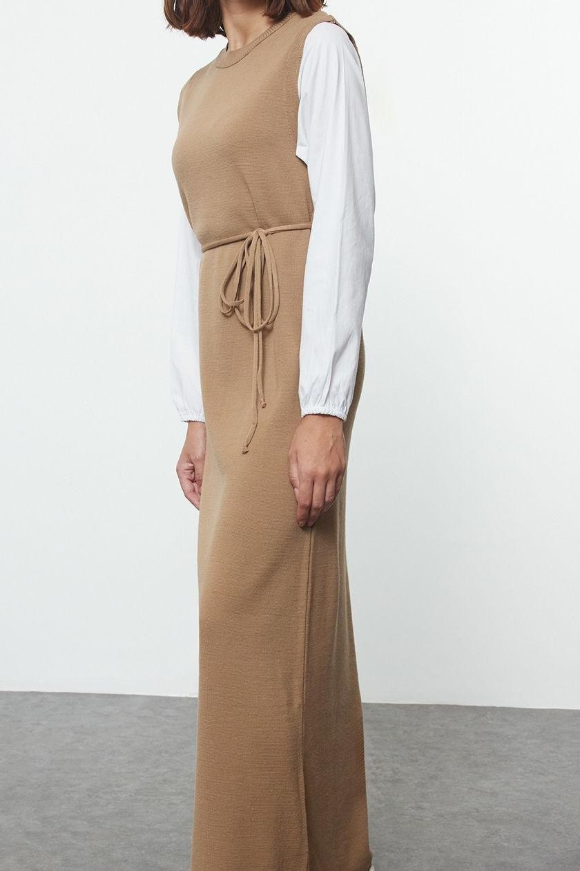 Moda Regular Maxi Tesettür Bej Kolları Dokuma Parça Detaylı Beli Bağlamalı Triko Elbise