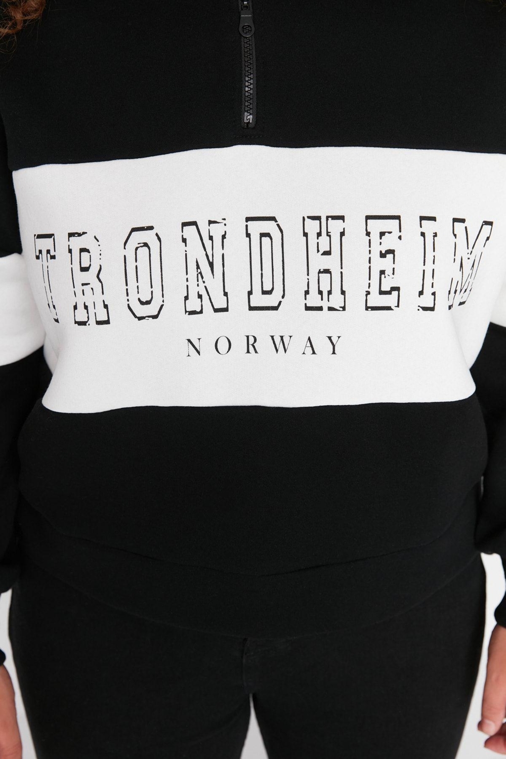 Büyük Beden Tarz Regular Dik Yaka Düşük Kol Regular Fermuarlı Kalın Şardonlu Örme Sweatshirt