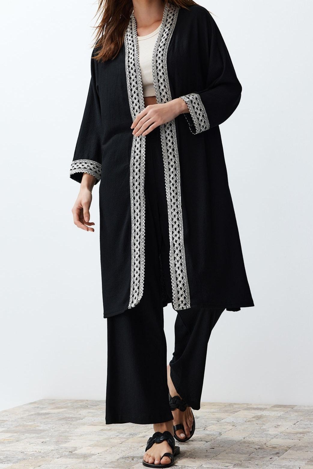 Tarz Kadın Modern Normal Bel Boru Paça Hakim Yaka Nakış Detaylı Kuşaklı Dokuma Kimono-Pantolon Takım
