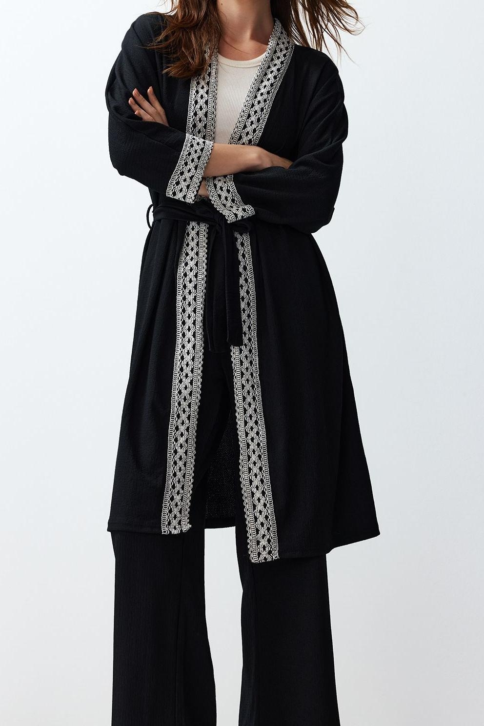 Tarz Kadın Modern Normal Bel Boru Paça Hakim Yaka Nakış Detaylı Kuşaklı Dokuma Kimono-Pantolon Takım