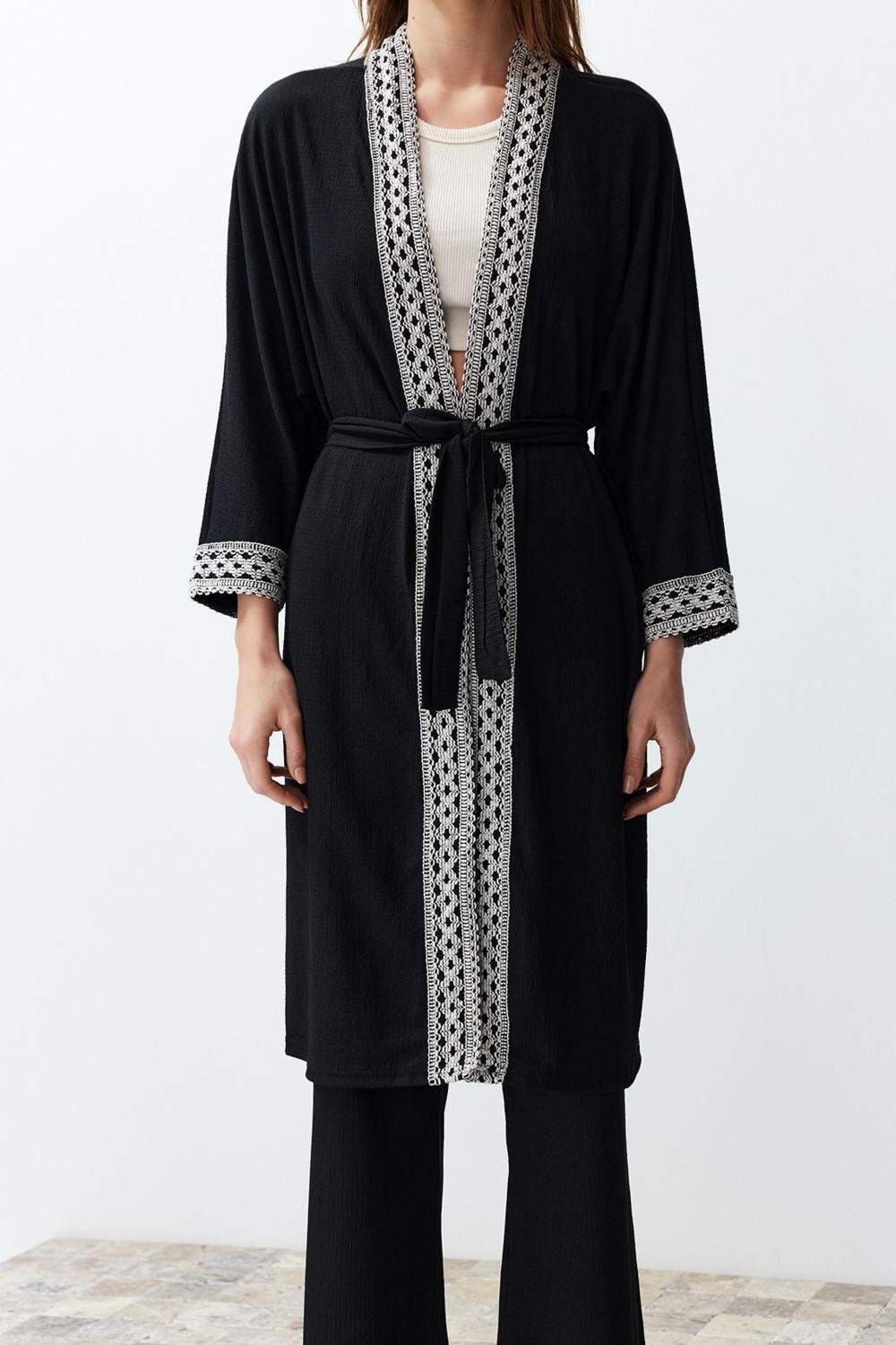 Tarz Kadın Modern Normal Bel Boru Paça Hakim Yaka Nakış Detaylı Kuşaklı Dokuma Kimono-Pantolon Takım