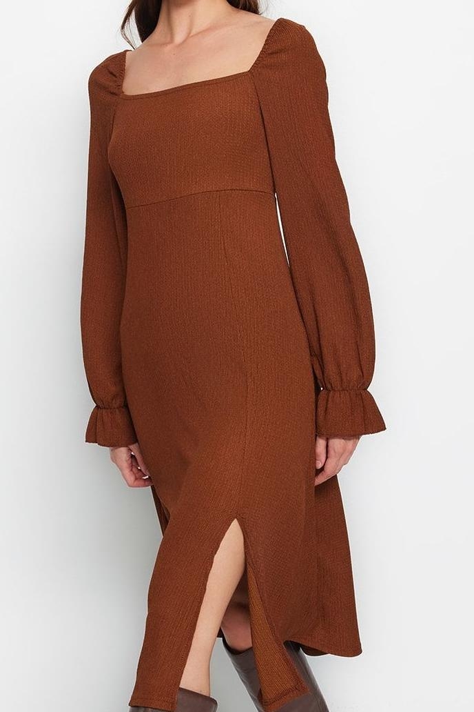 Moda Stil Kloş Kare Yaka Midi Boy Bürümcük Dokulu Yırtmaçlı Örme Elbise