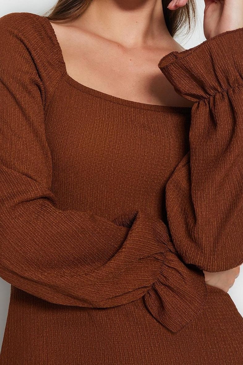 Moda Stil Kloş Kare Yaka Midi Boy Bürümcük Dokulu Yırtmaçlı Örme Elbise