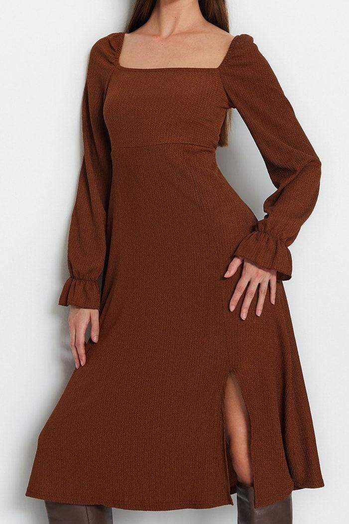 Moda Stil Kloş Kare Yaka Midi Boy Bürümcük Dokulu Yırtmaçlı Örme Elbise