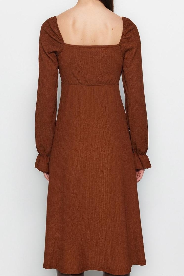 Moda Stil Kloş Kare Yaka Midi Boy Bürümcük Dokulu Yırtmaçlı Örme Elbise