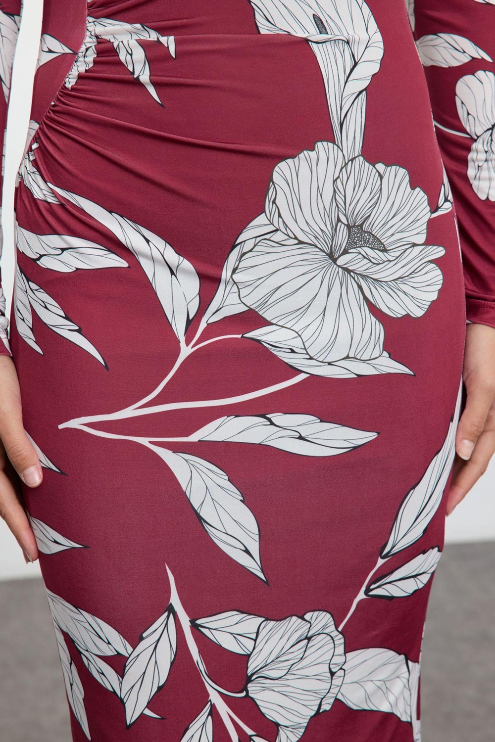 Moda Stil Slim Bisiklet Yaka Midi Boy Baskılı Vücuda Oturan Esnek Büzgü Detaylı Örme Elbise