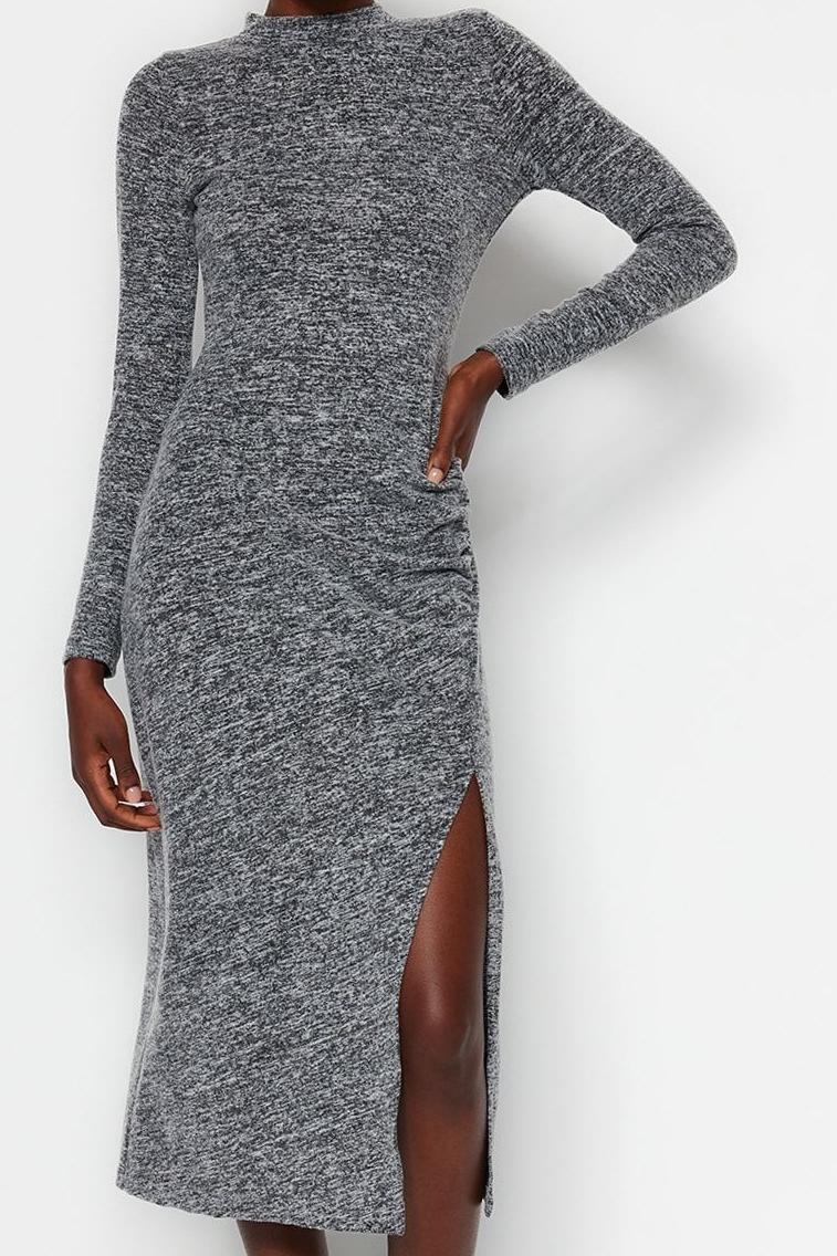 Moda Stil Slim Dik Yaka Midi Boy Bisiklet Yaka Yumoş Yırtmaçlı ve Büzgü Detaylı Fitted Örme Elbise