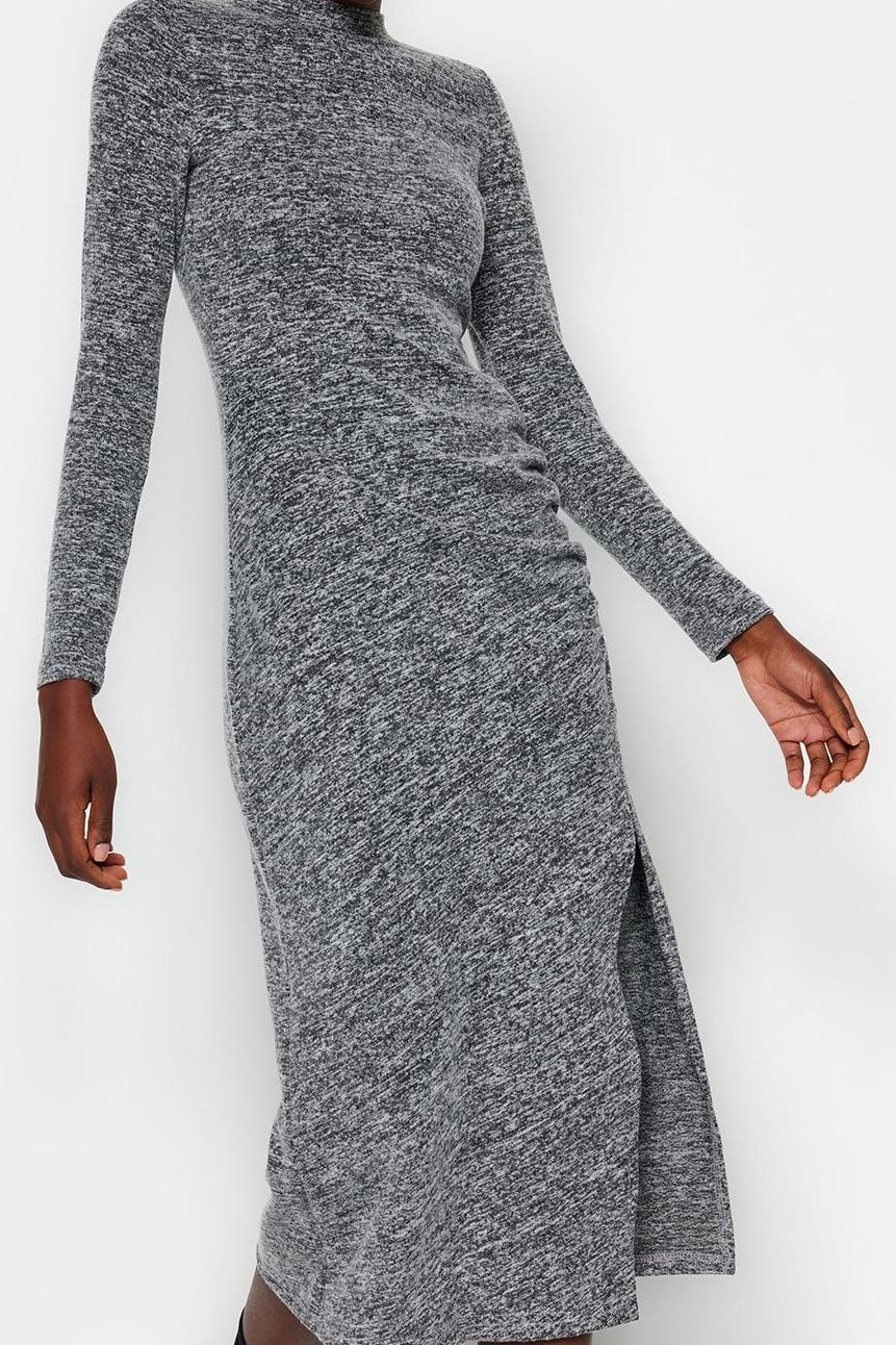 Moda Stil Slim Dik Yaka Midi Boy Bisiklet Yaka Yumoş Yırtmaçlı ve Büzgü Detaylı Fitted Örme Elbise
