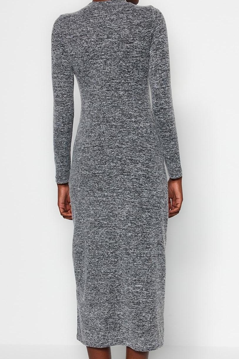 Moda Stil Slim Dik Yaka Midi Boy Bisiklet Yaka Yumoş Yırtmaçlı ve Büzgü Detaylı Fitted Örme Elbise