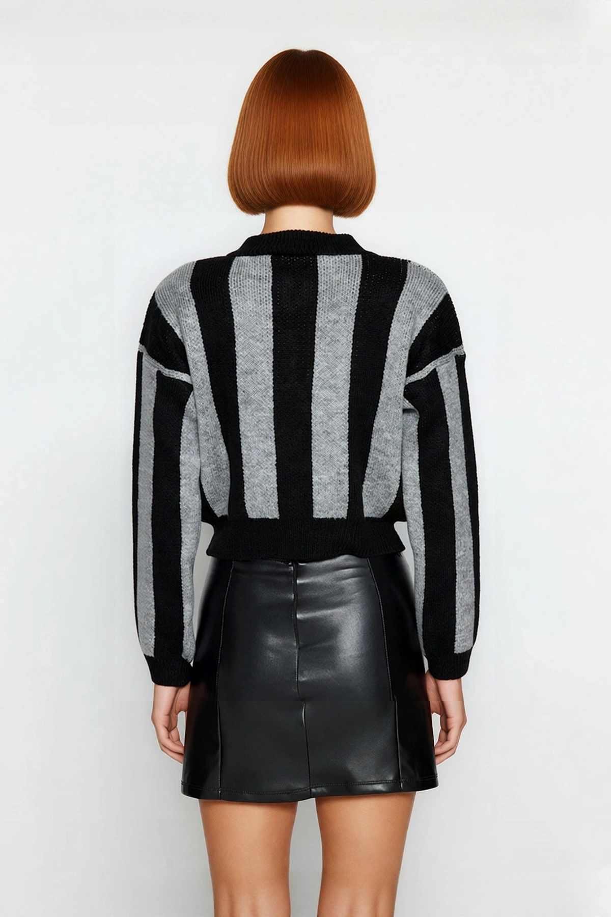 Kadın Oversize Fermuarlı Dik Yaka Çizgili Crop Triko Kazak Kış Kombinlerinin Vazgeçilmezi.