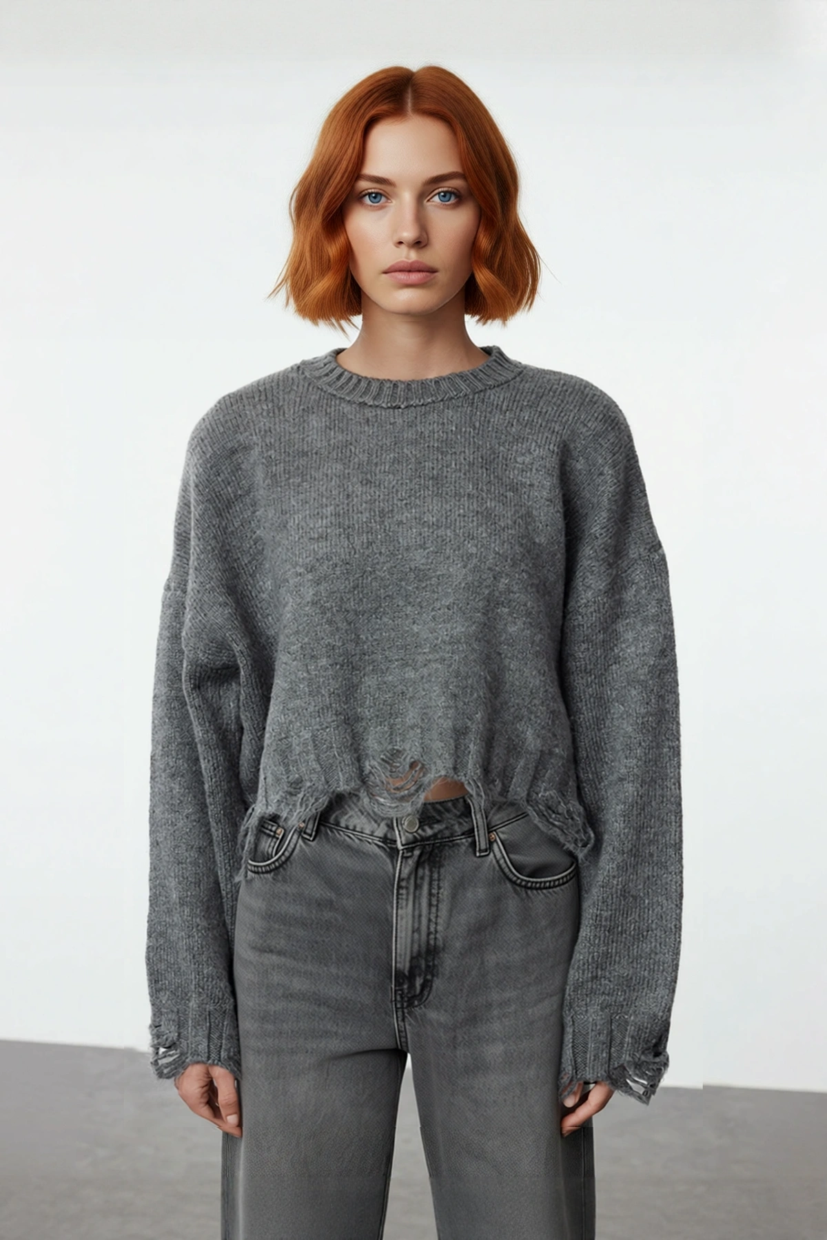 Kadın Oversize Triko Crop Kazak Düşük Kollu Akıtma Detaylı Yumuşak Dokusuyla Modern Şıklık Sunar