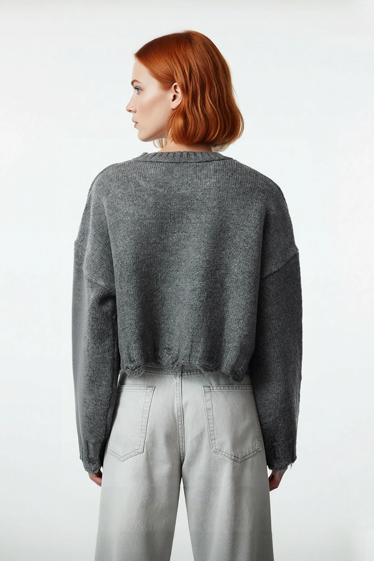 Kadın Oversize Triko Crop Kazak Düşük Kollu Akıtma Detaylı Yumuşak Dokusuyla Modern Şıklık Sunar
