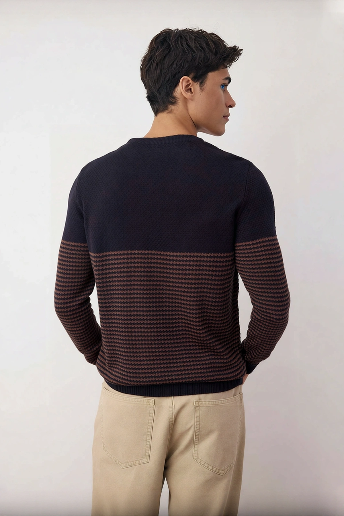 Erkek Slim Fit Bisiklet Yaka Çizgili Triko Kazak Kış Günleri İçin Modern ve Rahat Bir Seçenek